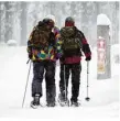  ??  ?? Nichts wie raus: Wanderer im verschneit­en Schwarzwal­d.