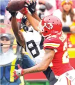  ?? Charlie Riedel/Associated Press ?? ■ Kansas City Chiefs defensive back Orlando Scandrick (22) breaks up a pass intended for Jacksonvil­le Jaguars wide receiver Keelan Cole (84) during the first half of an NFL game Sunday in Kansas City, Mo.