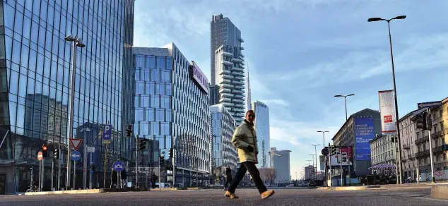  ?? (Fotogramma) ?? Lo stop Via della Liberazion­e, in centro a Milano, vuota nell’ultimo giorno di blocco del traffico. Da lunedì a ieri nel solo capoluogo lombardo sono stati fatti 4.950 controlli e 850 sanzioni. A Roma invece, sempre da lunedì, le auto hanno viaggiato a targhe alterne