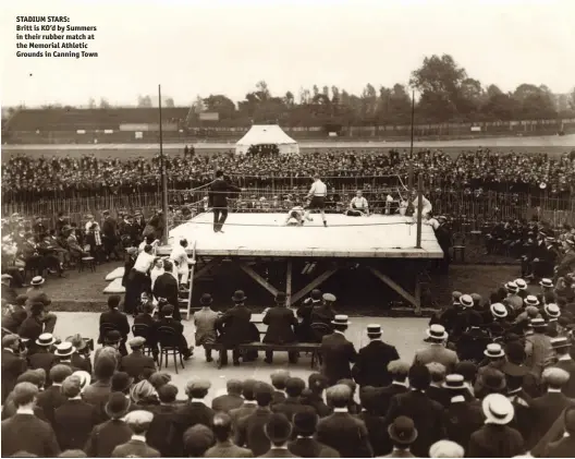  ?? Photo: LARRY BRAYSHER ?? STADIUM STARS: Britt is KO’D by Summers in their rubber match at the Memorial Athletic Grounds in Canning Town