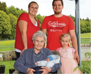  ?? Foto: Adelwarth ?? Jannes ist der 30. Urenkel von Martha Wiedemann. Auch die stolzen Eltern Kathrin und Tobias (hinten) freuen sich gemeinsam mit Tochter Madlen über den kleinen Erdenbürge­r.