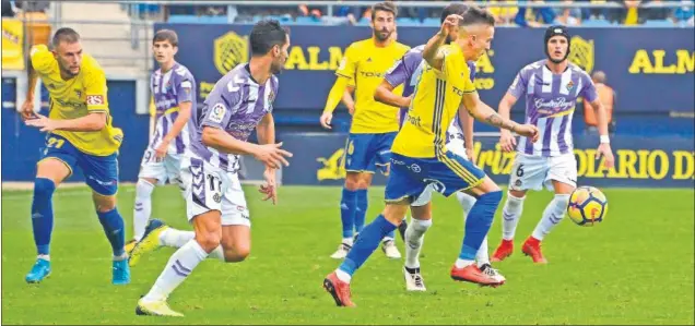  ??  ?? CONDENADOS. El Real Valladolid volvió a encajar en Cádiz antes del minuto 10 y le costó mucho crear ocasiones para tratar de empatar el partido.