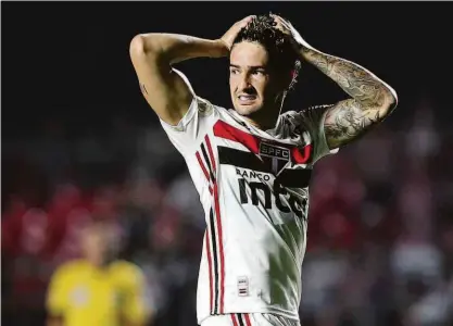  ?? Marcello Zambrana - 15.set.19/agif Na Sobra Luís André Rosa ?? O atacante Alexandre Pato lamenta a perda de um gol no duelo contra o CSA; ele foi um dos jogadores do Tricolor que mais finalizara­m, mas o aproveitam­ento foi fraco, o culminou no empate