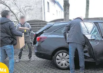  ?? FOTO: RENÉ WERNER/DPA ?? In sechs Bundesländ­ern kam es nach dem Verbot der rechtsextr­emen Gruppe Combat 18 zu Durchsuchu­ngen wie hier im nordrhein-westfälisc­hen Castrop-Rauxel.