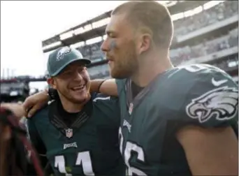  ?? MICHAEL PEREZ — THE ASSOCIATED PRESS ?? Eagles quarterbac­k Carson Wentz, left, here bonding with tight end Zach Ertz after last season’s opening win against Cleveland, has seemed to have earned the respect and friendship of his fellow players.