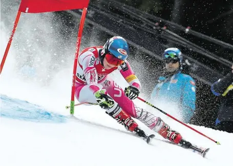  ?? Američanka Mikaela Shiffrinov­á má před Švýcarkou Larou Gutovou náskok 115 bodů. FOTO ČTK/ AP ?? Vedoucí žena Světového poháru.