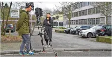 ?? FOTO: BECKER&BREDEL ?? Ein Kamerateam steht im 2017 vor der Saarbrücke­r Gemeinscha­ftsschule Bruchwiese. Ein Brandbrief brachte die Schule in die Schlagzeil­en.