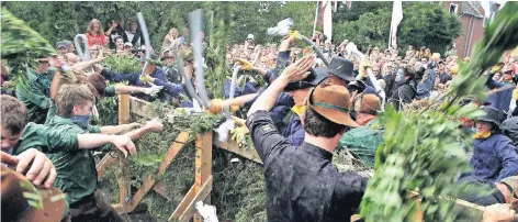  ?? RP-FOTO (ARCHIV): BSS ?? Barrikaden­kampf auf Lank-Latumer Art: Die Freischar kämpft mit Brennnesse­ln, die Königstreu­en mit Geheimwaff­en: