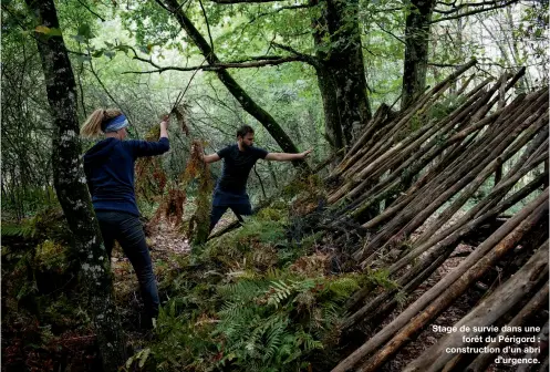  ??  ?? Stage de survie dans une
forêt du Périgord : constructi­on d’un abri
d’urgence.