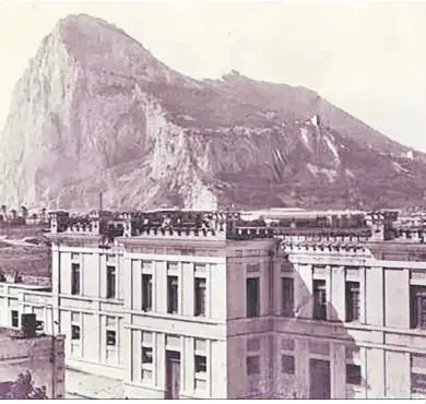  ?? ?? El acuartelam­iento General Ballestero­s de La Línea de la Concepción con el Peñón de Gibraltar al fondo.