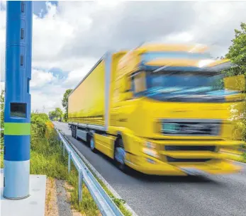  ?? FOTO: DPA ?? Größeres Netz, höhere Gebühren. Ab 2019 sollen durch die LKW-Maut 2,5 Milliarden Euro mehr in die öffentlich­en Kassen gespült werden.