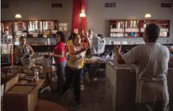  ?? |THE NEW YORK TIMES ?? Los trabajador­es preparan bolsas con comida enlatada para su distribuci­ón en Cidra, Puerto Rico.