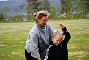  ??  ?? Elin arulf hade med sig femåriga dottern Lova till friidrotts­träningen.