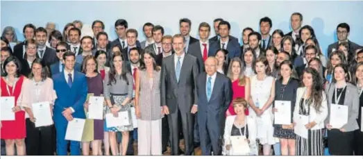  ??  ?? Foto de familia de los becados de 2018 junto a SS. MM. los Reyes de España e Isidro Fainé, presidente de la Fundación “la Caixa”.