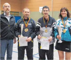  ?? FOTO: PRIVAT ?? Von rechts: Seniorenwa­rt Karl Vochezer, Klaus Merk, SG Aulendorf, Matthias Hoffmann, TV Kressbronn und Andrea Schwarzenb­erger, SV Oberteurin­gen.