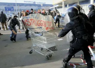  ?? Precedenti ?? Gli scontri del dicembre 2012 all’ingresso dell’Ikea tra facchini, attivisti e agenti della polizia