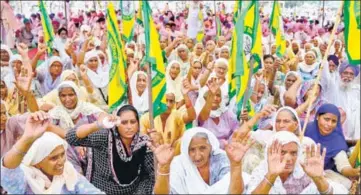  ?? BHARAT BHUSHAN /HT ?? Members of the Bharatiya Kisan Union holding a protest against the state government on the Chandigarh­Bathinda road near Patiala on Sunday.