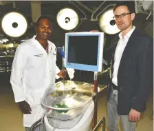  ?? ED KAISER ?? Doctors Jayan Nagendran, left, and Darren Freed developed a clinical trail of a portable ex-vivo system, shown, that allows doctors to repair lungs for transplant at the site they are recovered, potentiall­y increasing the number of donor lungs that can be used to save lives.