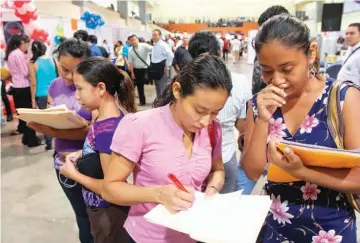  ??  ?? Pobreza. En 2017, de cada 100 salvadoreñ­os, 26 podían adquirir la canasta básica alimentari­a, pero no la ampliada (dos veces la canasta básica), según el informe de coyuntura social de FUSADES.