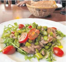  ?? FOTO: ERICH NYFFENEGGE­R ?? Der Spargelsal­at mit marinierte­m Lachs überzeugt mit seinem säuerlich-frischen Dressing.