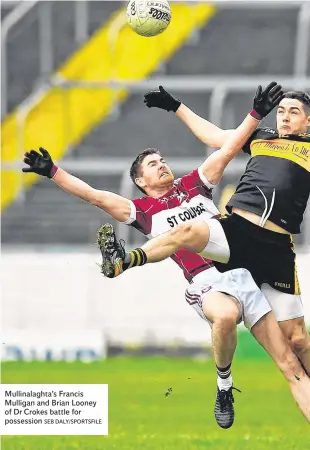  ?? SEB DALY/SPORTSFILE ?? Mullinalag­hta’s Francis Mulligan and Brian Looney of Dr Crokes battle for possession