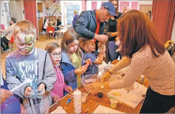  ?? 01_B33potter0­5 ?? Children have a ball getting their hands dirty with Lucy Watkins who taught them how to make slime.