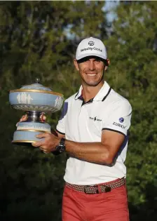  ?? GETTy IMaGES PhoToS ?? LOT OF WORK FOR THAT TROPHY: Billy Horschel defeated Scottie Scheffler 2 and 1 to win the Walter Hagen Cup on Sunday. Below, Horschel plays a shot on the sixth hole at Austin Country Club in Austin, Texas.