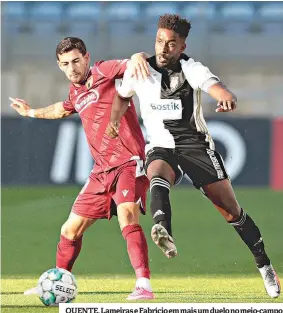  ??  ?? QUENTE. Lameiras e Fabrício em mais um duelo no meio-campo