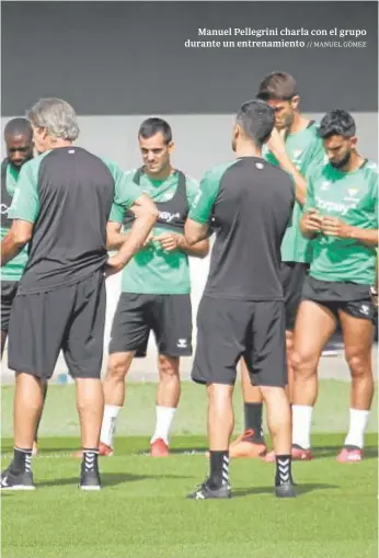  ?? ?? Manuel Pellegrini charla con el grupo durante un entrenamie­nto // MANUEL GÓMEZ