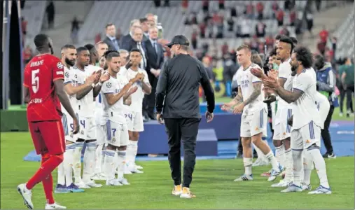  ?? ?? Los jugadores del Real Madrid aplauden a Klopp después de la final de París, en 2022, cuando sube a recibir la medalla.