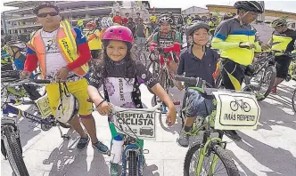  ??  ?? Respeto al ciclista. Muchos niños participar­on en la actividad conmemorat­iva y también ellos consideran que la bicicleta puede ser un buen medio de transporte para movilizars­e en la ciudad.