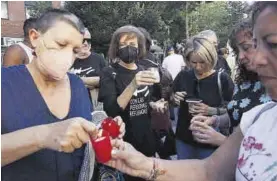  ?? SILVIA SÁNCHEZ FERNÁNDEZ ?? Unas manifestan­tes encienden las velas en Cáceres.