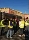  ??  ?? Après une réunion informelle place Masséna, des «gilets jaunes» sont montés à bord du tram et de certains bus pour annoncer  heures de gratuité. (Photo Ch. R.)