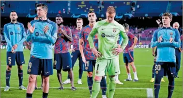  ?? ?? Los futbolista­s del Barça, con Lewandowsk­i y Ter Stegen en primer plano, desolados tras su eliminació­n.