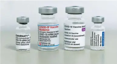  ?? ?? VACUNAS. Muestras de las dosis anticovid de Pfizer, Moderna, Astrazenec­a y Johnson &Johnson.