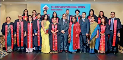  ?? ?? The main speakers with the Council of the Clinical Society of Sri Jayewarden­epura General Hospital. Prof. Malik Peiris (centre) with (to his right) Dr. Kushlani Jayatillek­e, Prof. Suranjith Seneviratn­e and Dr. Kanthi Nanayakkar­a. To Prof. Peiris’s left are Dr. Sanjeevani Rupasinghe and Dr. Navoda Atapattu