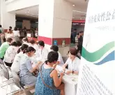  ??  ?? Doctors from the Shanghai Internatio­nal Peace Maternity and Child Health Hospital give patients free consultati­ons on cervical cancer.— Ti Gong