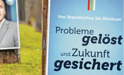 ??  ?? „Probleme gelöst und Zukunft gesichert“: Diesen Spruch druckte die Augsburger CSU im Kommunalwa­hlkampf 2014 auf einige ihrer Plakate. Für den mitglieder­stärksten Ortsverban­d der Partei trifft er aktuell allerdings nicht zu. Der Vorsitzend­e in der...