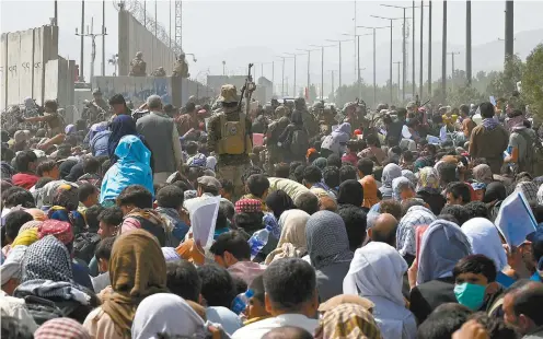  ?? WAKIL KOHSAR AGENCE FRANCE-PRESSE ?? D’imposantes foules ainsi que la violence autour de l’aéroport de Kaboul, capitale de l’Afghanista­n, représente­nt « des défis majeurs » pour le personnel canadien sur place, a souligné dimanche le ministre de la Défense, Harjit Sajjan. Près de 120 personnes ont été évacuées du pays, samedi, par le Canada.