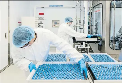  ?? GILEAD SCIENCES / REUTERS ?? Técnicos de laboratori­o preparan viales de remdesivir en una fábrica de la compañía Gilead