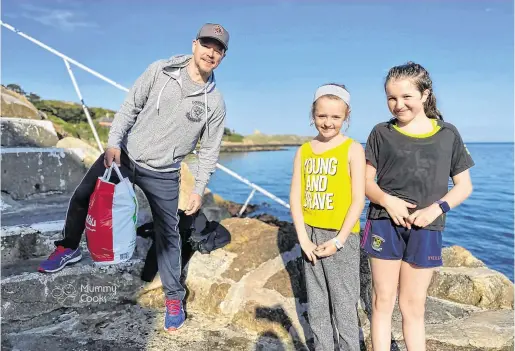  ??  ?? Star gazing: Jessica (9) Ashleigh Berry
(11) meet Hollywood actor Matt Damon on a Dalkey beach