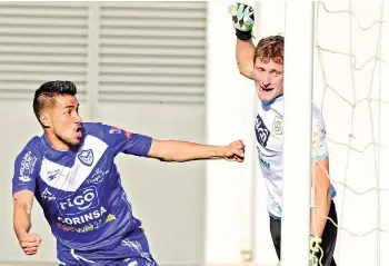  ??  ?? Rodrigo Ramallo (izq.), delantero de San José, celebra el gol del empate.