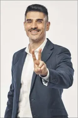  ??  ?? Álvaro Benito posa para una imagen corporativ­a de Movistar+.