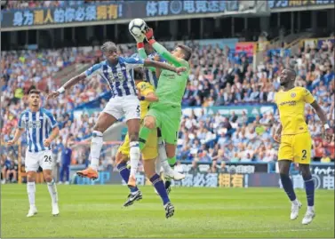  ??  ?? DEBUT. Kepa atrapa el balón en una de las llegadas del Huddersfie­ld.