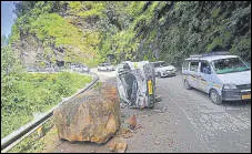  ?? DEEPAK SANSTA/HT ?? A vehicle damaged by a boulder near Shoghi on the Shimla-kalka highway on Friday.