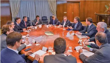  ?? COURTESY TREASURY ?? Treasury Minister Nicolás Dujovne meets with the heads of local banks on Wednesday.