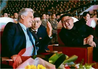  ??  ?? Miguel Díaz-Canel ri ao lado de Kim Jong-un em evento em Pyongyang