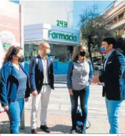  ?? EL DÍA ?? Reunión de los ediles del grupo del PSOE en la zona de la Viñuela.