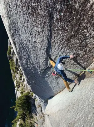  ?? SIEBE VANHEE ?? Above / Arriba:
In January 2020, Siebe Vanhee and Chilean climber Max
Didier made the second free ascent and first one-day free ascent of El Cóndor Pasa, considered the hardest free climb in Cochamó on Trinidad Central.
En enero de 2020, Siebe Vanhee y el escalador chileno Max Didier realizaron la segunda ascensión libre y la primera de un día de El Cóndor Pasa, considerad­a la escalada libre más difícil de Cochamó en Trinidad Central.