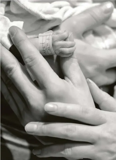  ?? Foto: Beate Armbruster ?? Große Hände, die eine kleine Hand halten: Diese Bilder sind oft das Einzige, was den Eltern von ihrem Kind bleibt.